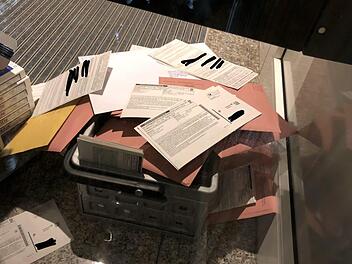 Der Stegauracher hat fotografisch festgehalten, wie die Briefwahlunterlagen und Wahlscheine einfach in einem Korb auf dem Boden landeten. Die Daten der Wähler hat er selbst geschwärzt, denn der Datenschutz ist ihm wichtig, wie er sagt. Foto: privat