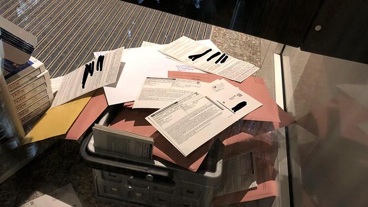 Der Stegauracher hat fotografisch festgehalten, wie die Briefwahlunterlagen und Wahlscheine einfach in einem Korb auf dem Boden landeten. Die Daten der Wähler hat er selbst geschwärzt, denn der Datenschutz ist ihm wichtig, wie er sagt. Foto: privat