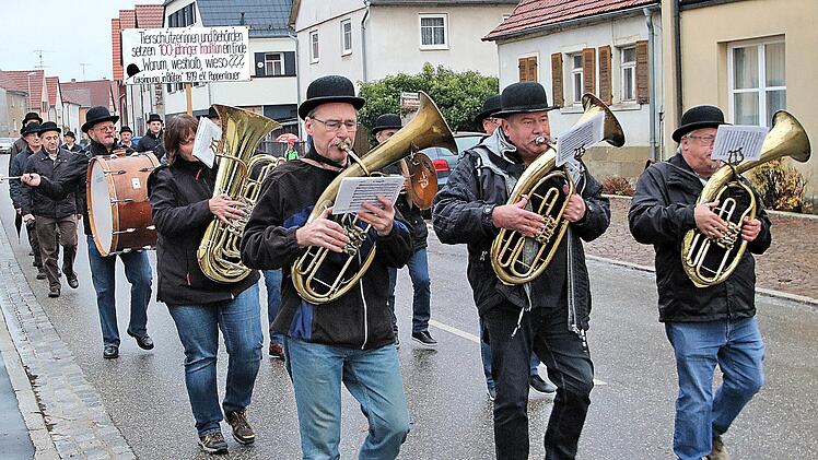Mit Musikbegleitung zog die Cocks-Innung am Dienstag vom Gasthof "roter  Ochsen" zum Gasthof "Goldener Löwen". Foto: Dieter Britz
