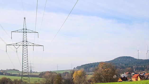 Die Stromtrasse  verl&auml;uft auf Schimmendorfer Gebiet bisweilen nur  50 Meter entfernt von der Wohnbebauung. Das soll sich mit dem Ersatzneubau des Ostbayernrings &auml;ndern. Wie das genau aussieht, dar&uuml;ber informiert Netzbetreiber Tennet am Montag, 3. Dezember, ab 17 Uhr bei einer Versammlung in der Aula der Mittelschule in Mainleus.Stephan Tiroch