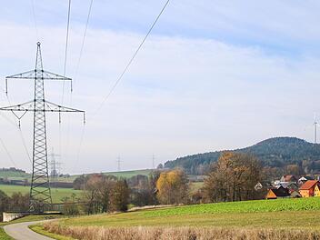 Die Stromtrasse  verläuft auf Schimmendorfer Gebiet bisweilen nur  50 Meter entfernt von der Wohnbebauung. Das soll sich mit dem Ersatzneubau des Ostbayernrings ändern. Wie das genau aussieht, darüber informiert Netzbetreiber Tennet am Montag, 3. Dezember, ab 17 Uhr bei einer Versammlung in der Aula der Mittelschule in Mainleus.Stephan Tiroch
