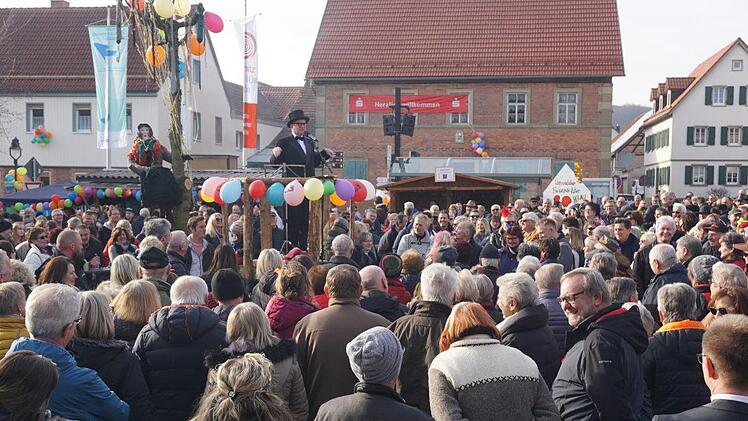 Fastnachtprediger Fredi Breunig nahm die große Politik ebenso aufs Korn  wie die regionalen Besonderheiten im Landkreis und Oberelsbach. Foto: Marion Eckert