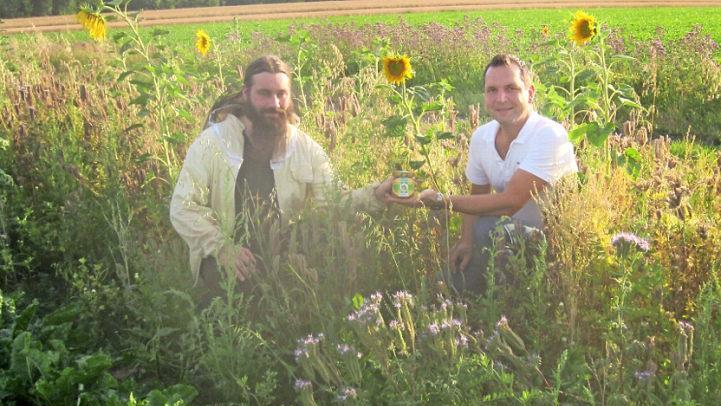 Imker Martin Klett (links) bedankt sich bei Christian Flohrschütz für dessen vorbildliches Engagement, Blühstreifen neben seinen landwirtschaftlich genutzten Flächen angelegt zu haben.  Foto: Wolfgang Desombre