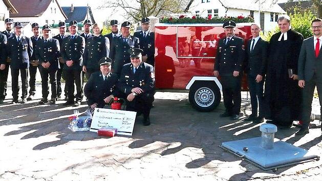 Zur Übergabe des Tragkraftspritzenanhängers war die Mannschaft der Feuerwehr Neida angetreten; rechts im Bild von außen: Stefan Schneyer, Pfarrer Karl-Heinz Hillermeier, Bürgermeister Bernd Höfer, Kreisbrandmeister Manfred Brückner; kniend die Kommandanten Dietmar Ehrlicher und Dittmar Resch.  Foto: Karin Günther