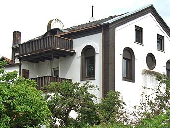 Als Beispiel für eine gelungene Sanierung einer ehemaligen Synagoge nannte Bezirkstagspräsident Erwin Dotzel bei der Zusammenkunft des Zweckverbandes Fränkisches Freilandmuseum Fladungen in Würzburg am Donnerstagnachmittag  die ehemalige Synagoge von Oberelsbach. Foto: Archiv Hanns Friedrich