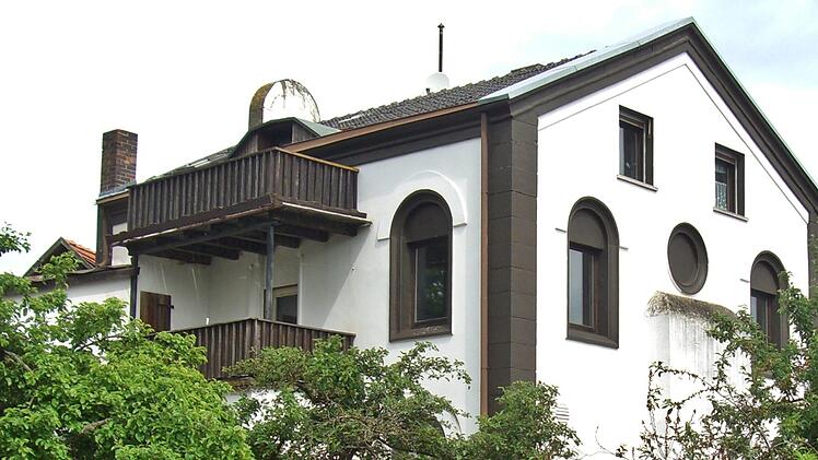 Als Beispiel für eine gelungene Sanierung einer ehemaligen Synagoge nannte Bezirkstagspräsident Erwin Dotzel bei der Zusammenkunft des Zweckverbandes Fränkisches Freilandmuseum Fladungen in Würzburg am Donnerstagnachmittag  die ehemalige Synagoge von Oberelsbach. Foto: Archiv Hanns Friedrich