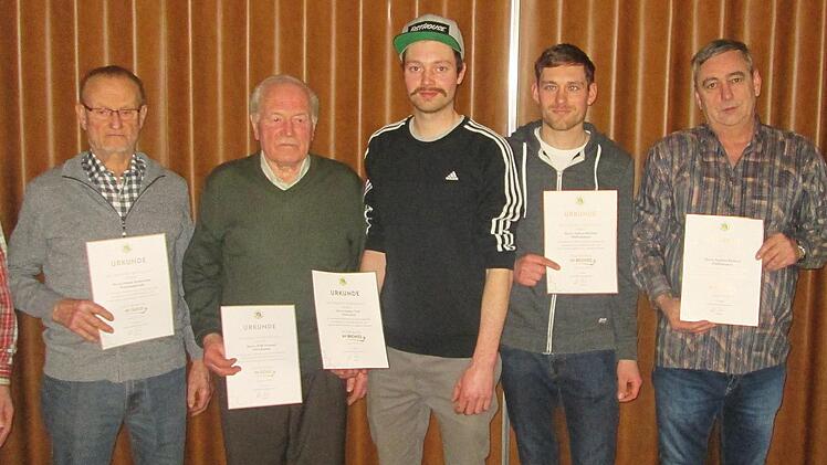 Für langjährige Mitgliedschaft wurden geehrt: (von links) Otmar Koberstein, Willi Wiesend, Sandro Wolf sowie Andreas und Siegfried Richard.  Foto: Winfried Ehling