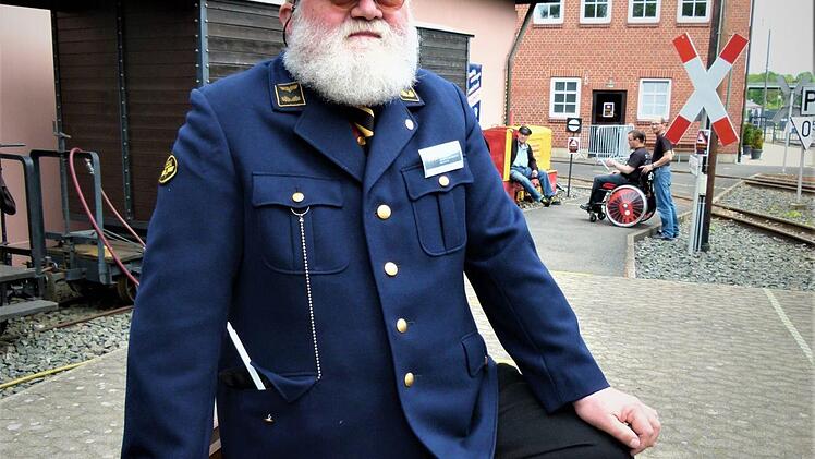 Reinhard Schulz schlüpft im DDM gern in seine uralte Eisenbahn-Uniform und übernimmt die Aufgabe des Schaffners bei Dampf-Sonderzügen.