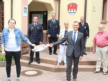 Das Foto zeigt vorne Anna-Katharina Kohlenbeck und Bürgermeister Mario Götz, hinten  Kreisbrandmeister Thorsten Büttner, Lukas Zwecker, Luise Smolik, Holger Fröhlich und Werner Bergmann. Foto: Hilmar Ruppert