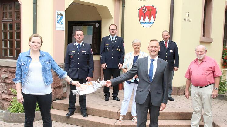Das Foto zeigt vorne Anna-Katharina Kohlenbeck und Bürgermeister Mario Götz, hinten  Kreisbrandmeister Thorsten Büttner, Lukas Zwecker, Luise Smolik, Holger Fröhlich und Werner Bergmann. Foto: Hilmar Ruppert