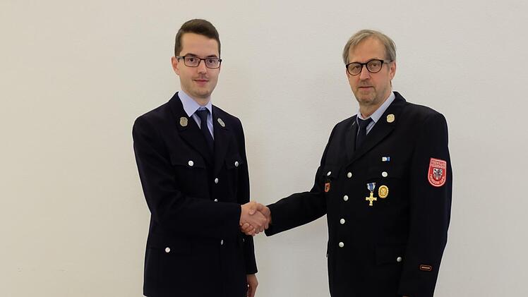 Neuer Kommandant Benedikt Seufert, der Sohn (lks.) Bisheriger Kommandant Lothar Seufert, der Vater. Foto: Philipp Bauernschubert