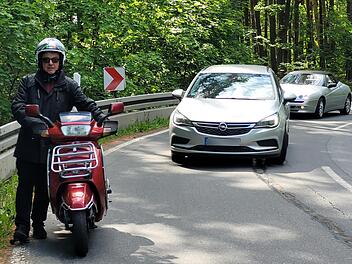 Harald  Greulich schiebt seinen Motorroller auf der kurvenreichen Gefällstrecke nach Krumme Fohre.