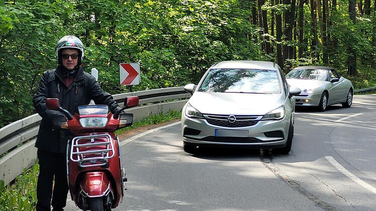 Harald  Greulich schiebt seinen Motorroller auf der kurvenreichen Gefällstrecke nach Krumme Fohre.