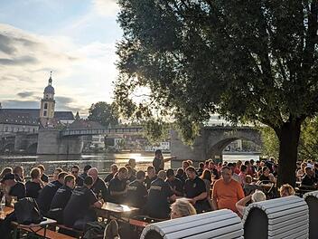 Stadt Kitzingen dankt den Einsatzkräften der Hochwassernacht bei Helferfest