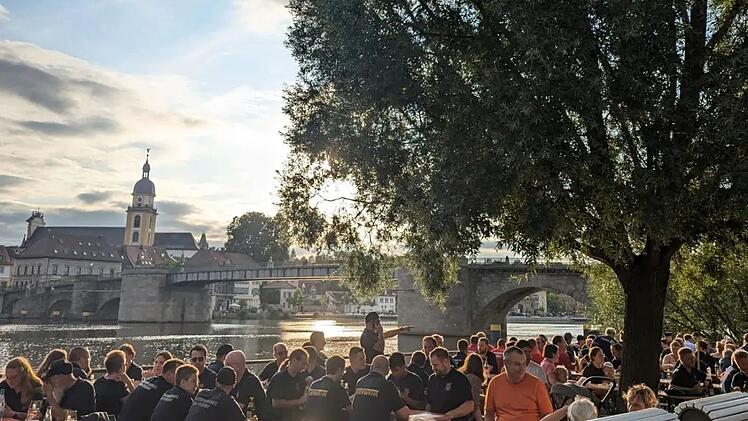 Stadt Kitzingen dankt den Einsatzkräften der Hochwassernacht bei Helferfest
