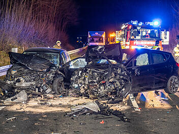 B303 im Kreis Coburg: Mehrere Verletzte bei Unfall - Bundesstraße stundenlang gesperrt B303 im Kreis Coburg: Mehrere Verletzte bei Unfall - Bundesstraße stundenlang gesperrt