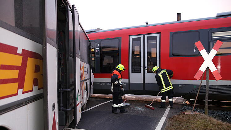 Kreis Ansbach: Busfahrer übersieht Zug an Bahnübergang - bei Kollision verletzt