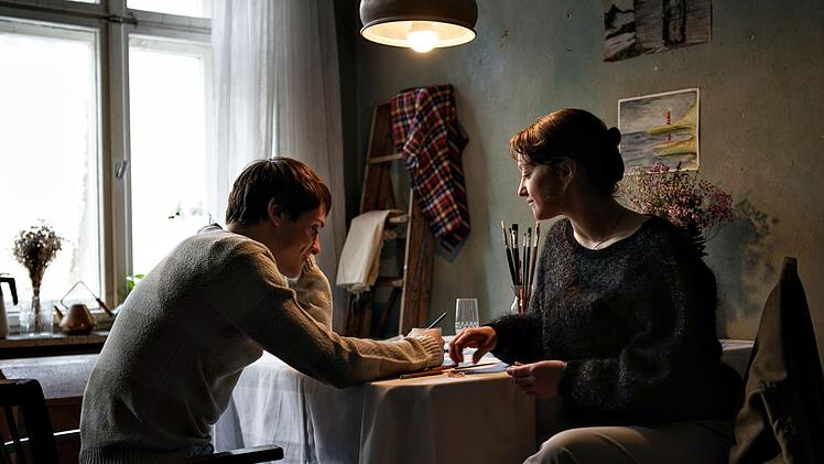 Heiko (Evangelos Tsarkowistas) und Sabine (Antonia Jungwirth) in ihrer Wohnung in Ostberlin - er zeichnet sie.