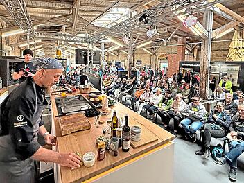 Schwarzer Markt 2026: Stargast Ralf Zacherl auf der Showb&uuml;hne. Heiko Bayerlieb