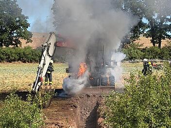 Schl&uuml;sselfeld: Arbeiter merkt Dampf - pl&ouml;tzlich steht Bagger in Flammen