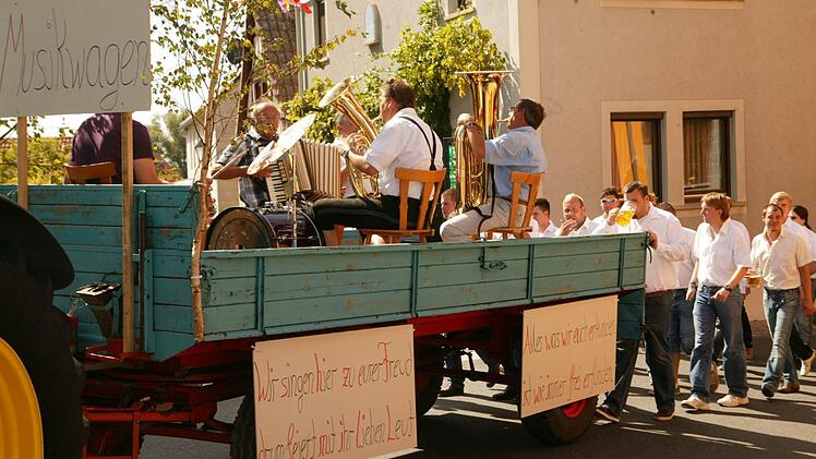 Die Musiker und Burschen spielen  und trinken um die Wette.