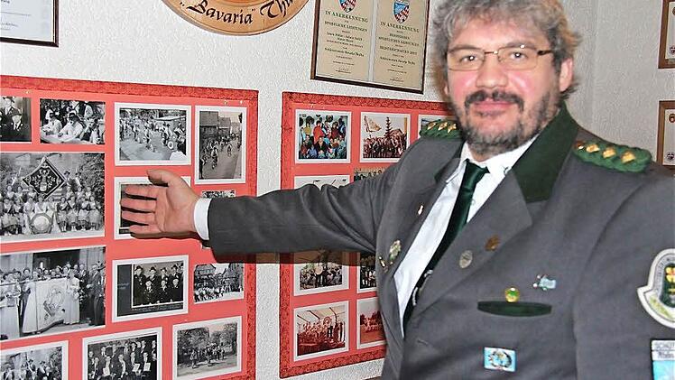Ausstellung: Schützenmeister Michael Meindl ist stolz auf die lange Tradition der Bavaria-Schützen.  Fotos: Gerd Schaar