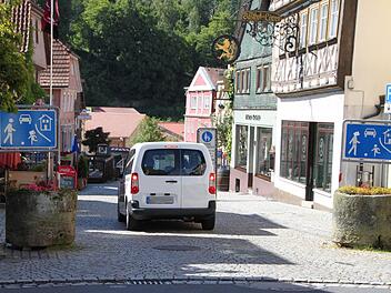 Einfahrt in die Altstadt vom Schwaneneck aus: Hier beginnt ein verkehrsberuhigter Bereich, der nur wenige Meter weiter in eine Fußgängerzone mündet. Viele Autofahrer ignorieren die Verkehrszeichen. Foto: Ulrike Müller