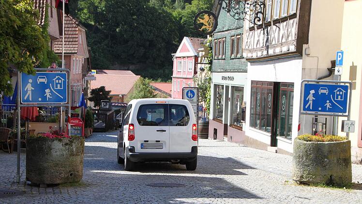 Einfahrt in die Altstadt vom Schwaneneck aus: Hier beginnt ein verkehrsberuhigter Bereich, der nur wenige Meter weiter in eine Fußgängerzone mündet. Viele Autofahrer ignorieren die Verkehrszeichen. Foto: Ulrike Müller