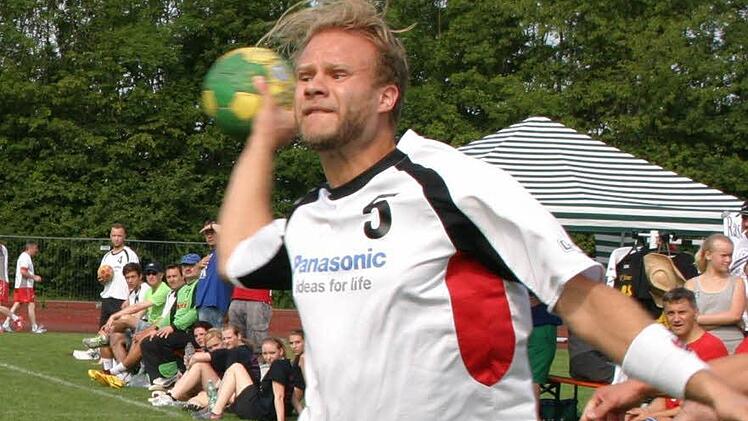 Raphael Hippeli kommt frei zum Wurf.