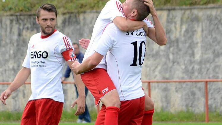 Weilersbachs Kapitän Dominic Amon (l.) ist zufrieden. Manuel Backof (verdeckt) bejubelt das 1:0 durch Markus Nagengast. Mit 3:1 hatte sich der SVW gegen Ebermannstadt durchgesetzt.  Foto: herzopress