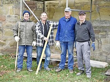 Der "harte Kern" der Schlossberggemeinde, Herbert Spath, Burgvogt Eddi Klug, Erich Schulz und Walter Schneider (von links), machten die Baustellen auf dem Schlossberg winterfest. Jetzt ruhen die Arbeiten.