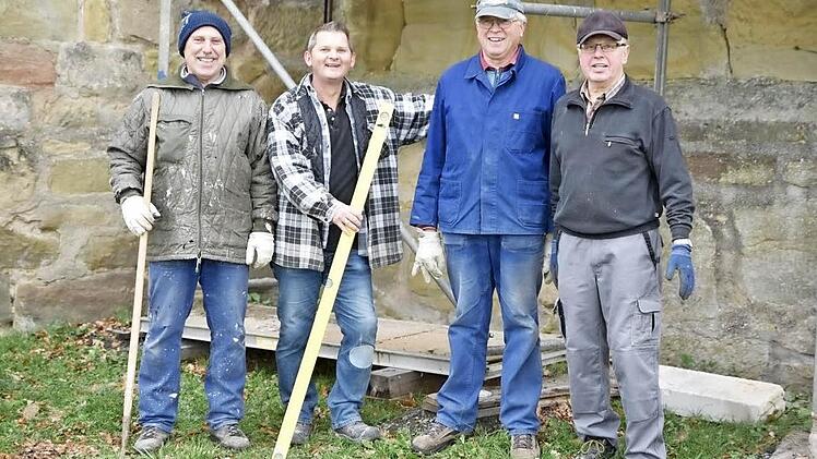 Der "harte Kern" der Schlossberggemeinde, Herbert Spath, Burgvogt Eddi Klug, Erich Schulz und Walter Schneider (von links), machten die Baustellen auf dem Schlossberg winterfest. Jetzt ruhen die Arbeiten.