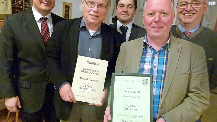 Ehrungen auf der Hauptversammlung der Sängergruppe "Fränkische Krone" (v.l.): Christian Gunsenheimer, Ronald Friedrich, Jens-Uwe Peter, Matthias Funk, Wolfgang Pfister. Foto: Lothar Weidner