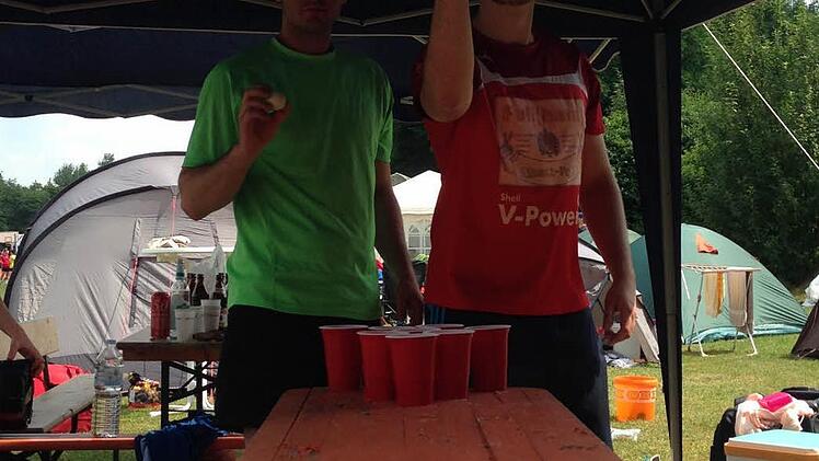 Der "FC Full(ham)" bewies beim "Bierpong" Feingefühl.  Foto: Daniel Ruppert