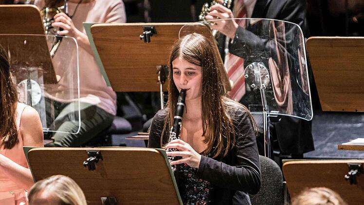 Junge Talente aus der Region und Profis des Philharmonischen Orchester musizierten zusammen beim "Concert for Kids" unter Leitung von Dominik Tremel im Landestheater Coburg. Foto: Jochen Berger