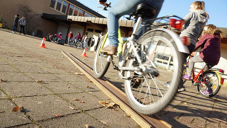 Zum Abschluss des P-Seminars dürfen die Flüchtlingskinder mit den Gymnasiasten Rad fahren und spielen. Foto: Arkadius Guzy