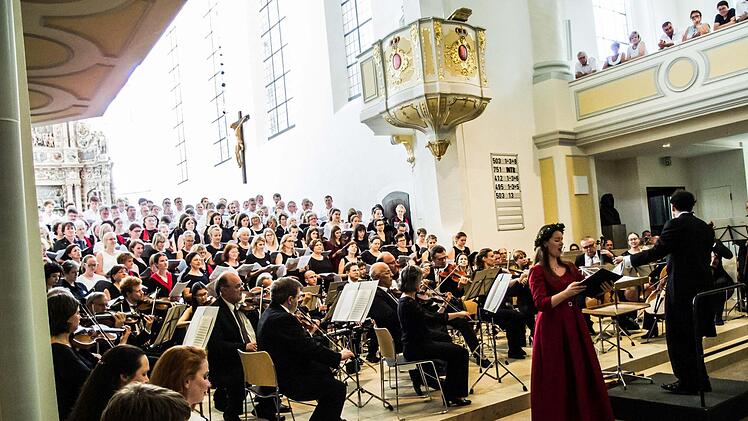 Robert Schumanns "Der Rose Pilgerfahrt" erklang beim Abschlusskonzert des Chorfestes Coburg in der Morizkirche. Foto: Jochen Berger
