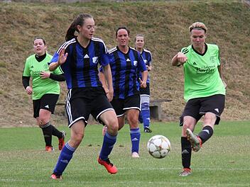 Angela Pieger (re.) brachte den FC Schlaifhausen gegen Hüttenbach zwei Mal in Führung, doch der Absteiger aus der Bezirksliga musste sich zum Auftakt mit einem Remis begnügen. Foto: Manuel Drummer