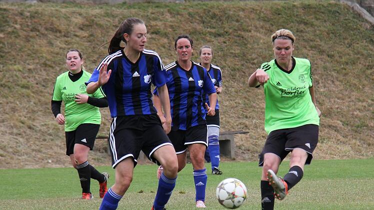 Angela Pieger (re.) brachte den FC Schlaifhausen gegen Hüttenbach zwei Mal in Führung, doch der Absteiger aus der Bezirksliga musste sich zum Auftakt mit einem Remis begnügen. Foto: Manuel Drummer