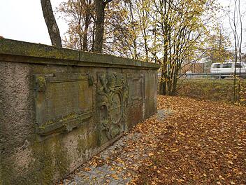 Die Wand mit Wappen- und Inschrifttafeln steht etwas versteckt an der Thulba-Brücke bei Untererthal. Foto: Archiv/Arkadius Guzy