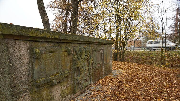 Die Wand mit Wappen- und Inschrifttafeln steht etwas versteckt an der Thulba-Brücke bei Untererthal. Foto: Archiv/Arkadius Guzy