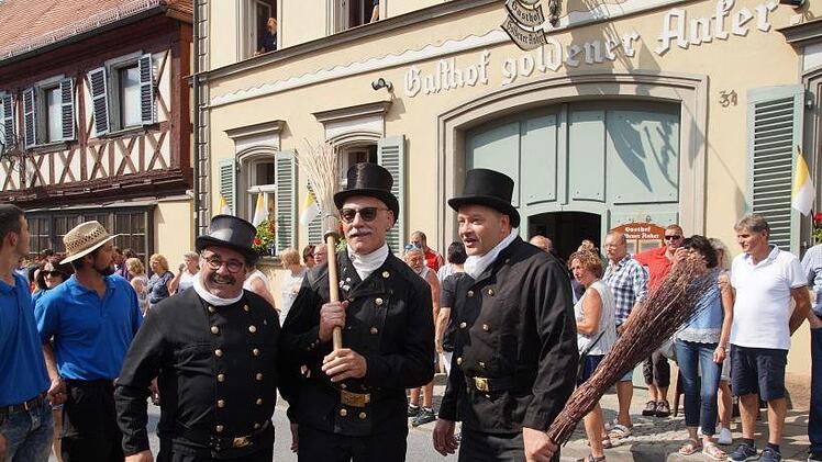 Die Glücksbringer in Schwarz sind ein Blickfang.
