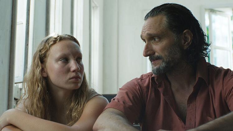 N&auml;chste Sprosse in der Karriereleiter: In dem Drama "Transamazonia" spielt Helena Zengel eine junge Frau, die als einzige einen Flugzeugabsturz im Amazonasbecken &uuml;berlebt hat. Durch den Einfluss ihres Prediger-Vater (Jeremy Xido, rechts) glauben die Einheimischen, sie sei eine Wunderheilerin.