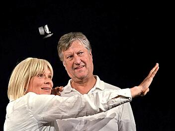 Inka Liad und Marc Marchand vom Theater Ma&szlig;bach spielen in &bdquo;Die ganze Nacht nicht&ldquo;.