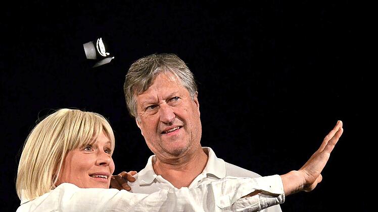 Inka Liad und Marc Marchand vom Theater Ma&szlig;bach spielen in &bdquo;Die ganze Nacht nicht&ldquo;.