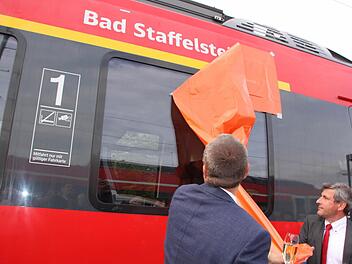 Der Staffelsteiner Bürgermeister Jürgen Kohmann (links) und der Geschäftsleiter der DB-Regio Nordostbayern, Uwe Domke, beim Enthüllen des Zugnamens. Fotos: Matthias Einwag