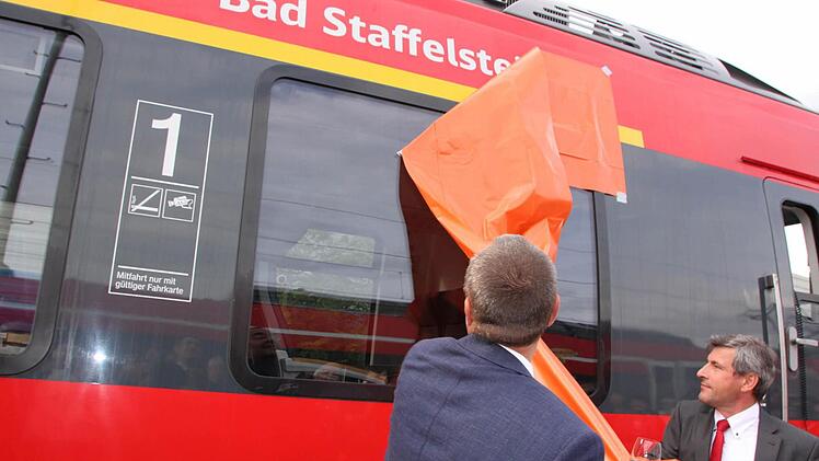 Der Staffelsteiner Bürgermeister Jürgen Kohmann (links) und der Geschäftsleiter der DB-Regio Nordostbayern, Uwe Domke, beim Enthüllen des Zugnamens. Fotos: Matthias Einwag