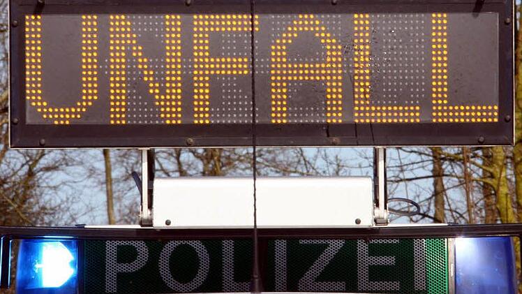 Die Polizei meldete um kurz vor 13 Uhr einen schweren Verkehrsunfall auf der B279 bei Fischbach. Symbolbild: dpa
