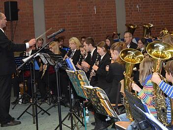 Mit großer Aufmerksamkeit lauscht und schaut der Nachwuchs (rechts vorne) den Großen im Jugendorchester zu. Einige werden in ein paar Jahren in diesen Reihen ein Instrument spielen. Foto: Karl-Heinz Hofmann