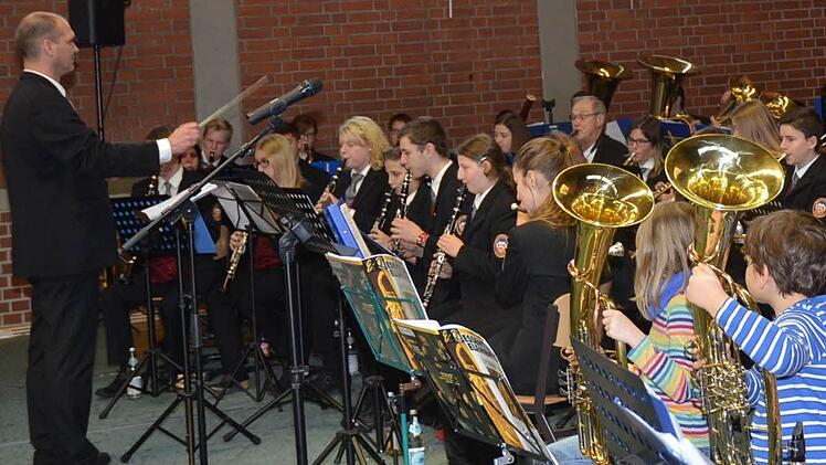 Mit großer Aufmerksamkeit lauscht und schaut der Nachwuchs (rechts vorne) den Großen im Jugendorchester zu. Einige werden in ein paar Jahren in diesen Reihen ein Instrument spielen. Foto: Karl-Heinz Hofmann